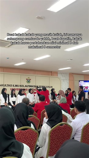Selempang Cumlaude di Kuliah: Syarat Nilai B dan 8 Semester