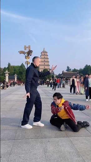 Real Fast Robots - Popping dancer 小汤大战发条人 #机械摇头舞 #发条人 #机械舞