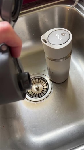 Best travel flask I’ve owned. Well made , doesn’t leak and keeps drinks fizzy seek as hot or cold 🥶! #TikTokMadeMeBuyIt #ninjathirsti #traveltips #flask #drinksflask