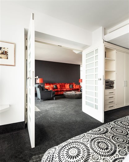 THE MADISON Hotel Hamburg on Instagram: "Top of Town 🏙️ Unser Penthouse im MADISON ist euer exklusives Zuhause über den Dächern Hamburgs – 110 m² purer Komfort mit einer 30 m² großen Dachterrasse und spektakulärem Blick auf Hafen, Speicherstadt, St. Michaelis Kirche und Rathaus. Mit eigenem Gästezimmer, zwei Bädern, voll ausgestatteter Küche und jeder Menge Raum zum Entspannen ist es perfekt für bis zu 4 Personen. #themadisonhotel #hamburg #imherzenderstadt"