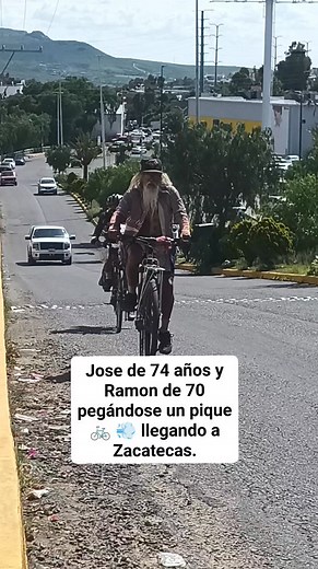 Jose de 75 años y Ramon de 70 pegándose un cierre llegando a Zacatecas en su viaje por México. #viajar #Cicloturismo #cicloviajeros #viajarpormexico | Bike Religion.