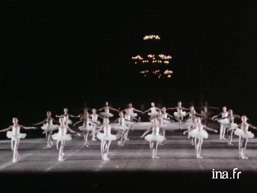 Défilé du corps de ballet de l'Opéra de Paris selon Lifar