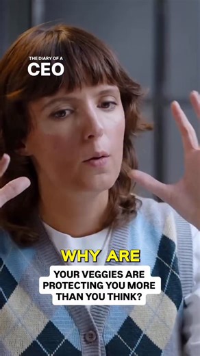 The Diary Of A CEO. on Instagram: "There’s a reason why you should be eating your veggies first 👀 Jessie Inchauspé explains why the order of your food matters. When you start your meal with vegetables, the fibre coats your intestinal walls and acts like a shield. That means the glucose from carbs and sugar gets absorbed slower, reducing spikes and crashes. Have you ever tried changing the way you eat rather than what you eat? Credit: @glucosegoddess X @thediaryofaceopodcast"