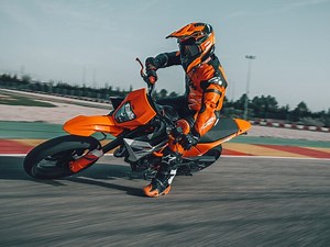 2025 KTM 390 SMC R First Look