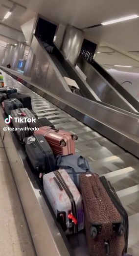 How Airport Conveyor Belts Efficiently Handle Baggage