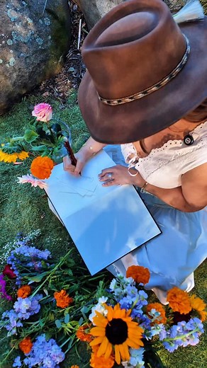 “Flores En Mi Alma” tracklist 🌷🪷🌻🌸🌼 1. Intro: Amor y Luz 2. GOOD Morning (Buenos Días) x Ashton Barrett Jr 3. FÉNIX 4. Madre Tierra (interlude) 5. SOMOS x Jona Camacho 6. PA’ MI GENTE 7. FLORES 8. Soy LUZ (meditación guiada) pre-guarda link en mi bio 🫶🏼 #chiquis #floresenmialma | Chiquis