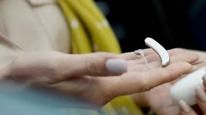 Signia Styletto X’s pocket-sized charging case delivers an astounding 3 days of use. #LifeSoundsBrilliant #BeBrilliant #ChargeOnTheGo https://www.signiausa.com/styletto-x/ | Signia Hearing