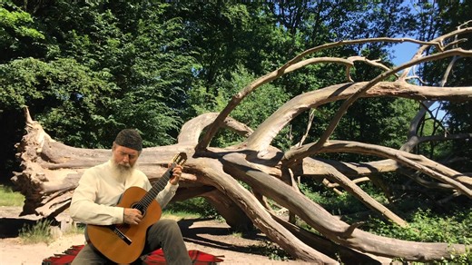 I’m haunted with Hampstead Heath in the north of London, and have walked its fields, forests and hedgerows for years in my many visits to England. For this Monday Memory we share “Heath”, a student piece I wrote in 1993 in fond recollection of this magical place. Sheet music available on my website as part of the collection “Eight Discernments” (link in bio). #andrewyork #andrewyorkguitar #classicalguitar #followers @followers @highlight | Andrew York