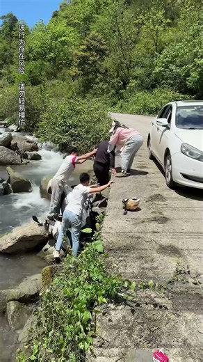 A Passerby Lent A Helping Hand And Saved A Man#kindness #help #inspiration