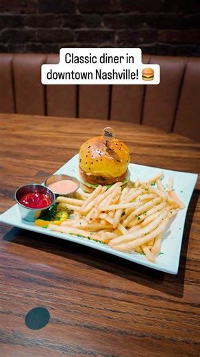 Who’s ready for a retro bite of California in the heart of Nashville? 🍔🥤✨ Mels Drive In Nashville has officially landed downtown, lighting up Second Avenue with neon signs, classic booths, and that unmistakable 1950s diner energy. For decades, Mel’s has been a West Coast icon, first opening in 1947 in San Francisco and later becoming the backdrop for George Lucas’ film American Graffiti. From crispy chicken and waffles to thick milkshakes and breakfast served all day, this American classic is 