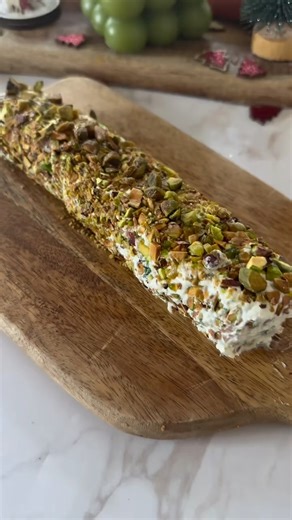 Mathilde herblot on Instagram: "🎄Apéro bûche de chèvre maison Très facile à préparer, Cette bûche de chèvre maison va faire sensation sur ta table de Noël ! Une recette facile et saine ! 🔗Abonne-toi à @mathilde_healthyfitmum pour plus de recettes saines et gourmandes 📝Recette -200g de fromage de chèvre frais type petit Billy -2 tranches de saumon fumée -2 CaS de persil surgelés ou frais -Quelques gouttes de jus de citron -Pistache concassées -Filme alimentaire ➖Mélanger le fromage de chèvre f