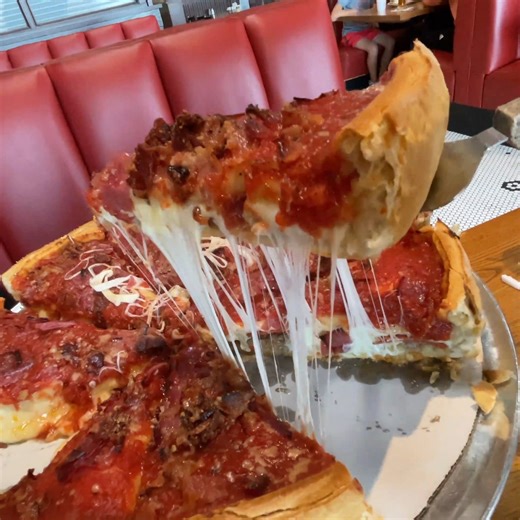 I visited Giordano’s in Chicago, one of the most legendary deep dish pizza spots in the country, to find out if it truly lives up to the hype. #Giordanos #DeepDishPizza #ChicagoEats | Strictly Dumpling