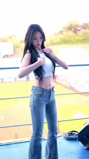 Cheerleader Performance in Jeans: Captivating Dance Moves
