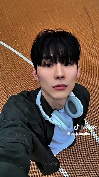 Korean Dating Sim: How to Win Over Lee Seunggyu