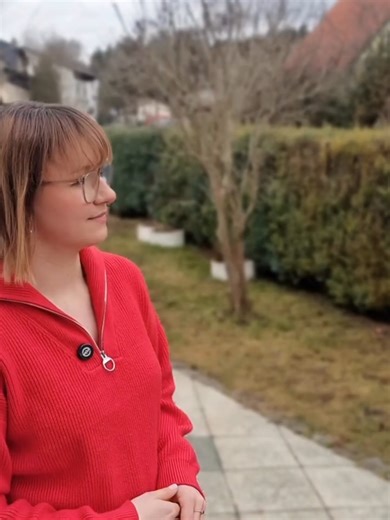 Hier sind die Ausdrücke: 🇩🇪 Besten Dank! 🇬🇧 Thank you so much! 🇩🇪 Ich bin dir echt dankbar! 🇬🇧 I’m truly grateful to you! 🇩🇪 Das ist echt nicht selbstverständlich! 🇬🇧 That’s really not something to be taken for granted! 🇩🇪 Du bist ein Schatz! 🇬🇧 You’re a sweetheart! Noch mehr Phrasen zeige ich dir auf YouTube. Kommentiere „schlau“ für den Link!#deutsch #Umgangssprache #colloquialgerman #deutschlernen #alltagsdialoge #german #learngerman #deutschkurse #languagelearning #sprachenle