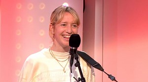 ML interprète 'Nuit noire', en live, dans le 8/9 et révèle ce qui la démarque - RTBF Actus