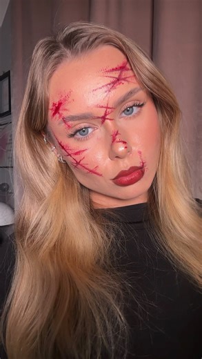 Sandra Ratajczak • MAKIJAŻYSTKA • STYLIZACJA BRWI • Rumia on Instagram: "Nie masz pomysłu na makijaż halloweenowy? Wystarczy tylko kilka produktów aby uzyskać spektakularny efekt🩸🔪👻 #halloween #halloweenmakeuptutorial #halloweenmakeup #makeup #makeuptutorial #makijaże #makijażnahalloween Halloween | makijaż na halloween | prosty makijaż | tutorial"