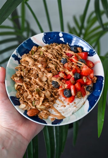 Did you know that you can make granola on the stove top? 😍 It’s such a great breakfast hack and makes perfectly crispy and crunchy granola every time! 🙌🏻 Ingredients: (makes 1-2 servings) 🥣40g gluten free oats 🥣2 tsp coconut oil 🥣25g nuts (I used almonds and cashews) 🥣10g mixed seeds 🥣1 tbsp maple syrup 🥣pinch of salt 🥣1/2 tsp cinnamon Method: 1. Add all of the ingredients into a frying pan and cook on a medium heat stirring frequently. 2. Keep stirring until it becomes golden brown an