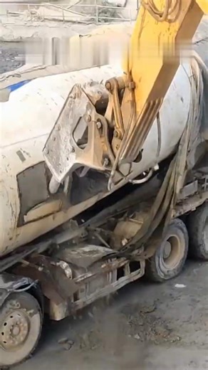 Why do the guys who work on these trucks never stop? 🤯