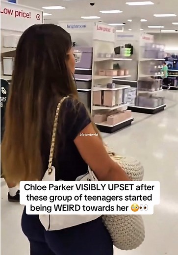 Chloe Parker VISIBLY UPSET after these group of teenagers started being WEIRD towards her 😳👀 #chloeparker #twitchclips #fyp @Chloe Parker