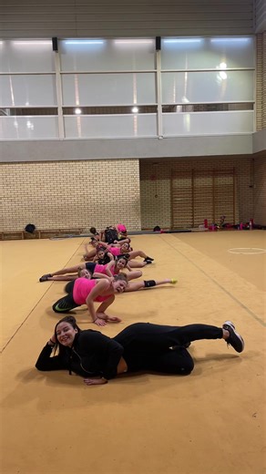 Seguiremos intentandolo, a cuantas les sale y cuantas tendran agujetas mañana? #greenscreenvideo #fyp #viral #gimnasiaritmica #team #ritmicaprat