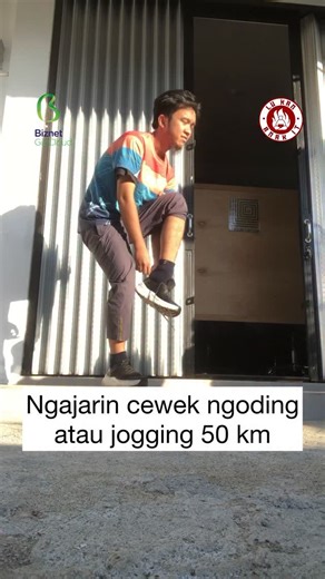 Lu Kan Anak IT | Media Online Anak IT on Instagram: "Ngajarin cewek ngoding tuh bukan gak bisa, cuma... compiler-nya beda. Kita ngomongin “syntax error,” dia jawabnya “jadi aku salah terus ya?” Daripada debat sama emosi yang gak bisa di-debug, mending jogging sejauh 50 km. Setidaknya napas yang habis, bukan kesabaran. Tapi kalau soal kecepatan, mungkin gak ada yang ngalahin Biznet Gio Cloud. Sekarang mereka lagi kasih diskon 49% buat NEO Web Hosting Personal Medium 1 Tahun — dari Rp468.000 jadi 