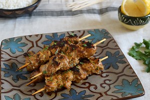 Pinchos morunos caseros: receta fácil de carne adobada para la plancha o la barbacoa