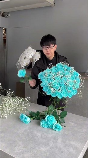 真実の愛を表現する40本のバラと、夢叶うの花言葉を持つブルーローズ、それを感謝や幸せを表現するかすみ草で包み込む。プロポーズの花束
