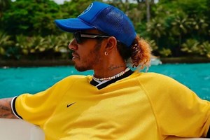 Hamilton posta foto em Trancoso e recebe convite para assistir a jogo do Bahia
