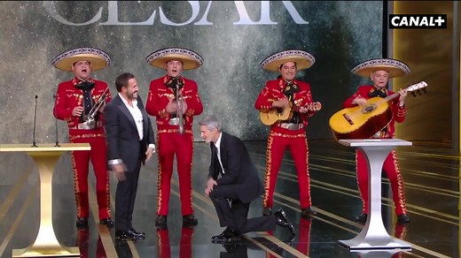 Viva Mexico! Jose Garcia et ses mariachis tapent l'incrustent sur la scène des #César2022 | CANAL