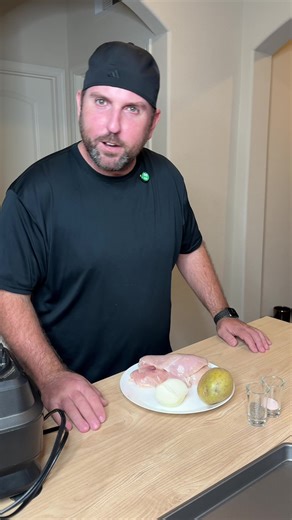 Les cuento que el señor de las cucarachas hoy se me reveló y dijo que él quería un día de descanso sin hablar español y que él iba a hacer su video en inglés aunque el video a la final salió en Spanglish 🤭😂 #spanglish #recetas #nuggets