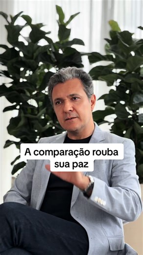 você sabia que comparação é roubo? ela rouba: \t∙\tsua paz \t∙\tseu foco \t∙\tsua energia \t∙\tsua confiança e não dá NADA em troca porque você tá comparando seu capítulo 3 com o capítulo 30 de outra pessoa você tá medindo seu PROCESSO com o RESULTADO do outro é injusto cada um tem sua história seu contexto seu tempo a única pergunta que importa: “eu tô melhor que ontem?” se sim, você tá no caminho certo no SEU ritmo 🎯 🔁 encaminha pra quem vive se comparando 💬 comenta “MEU RITMO”💾 salva pra 