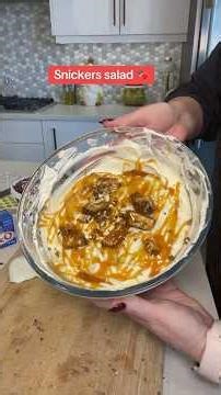 Snickers salad 🍫So incredibly good 😋#snickers #snickerssalad #easydessert #dessert #dessertlovers