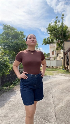 Gusto ko lang naman mag model modelan pero bakit para susugod ako sa away hahaha. BTW Hottie Diary ang Blouse ko #hottiediaryph #hottiediary | Teacher Weng