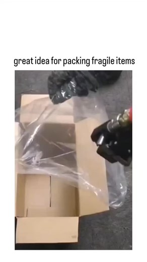 Blackpetra on Instagram: "在日本，研究人员正利用智能人行道将日常活动转化为清洁能源⚡。这些道路内嵌特殊的压电材料，可以从行人的脚步中收集动能。当人们行走、奔跑或跳跃时，路面会轻微变形，从而产生机械压力。压电晶体将这种压力转化为电能🔋。 这些能量可用于照亮路灯、为公共显示屏供电，甚至监测行人流量。这种技术不仅减少了能源浪费，还展示了未来城市的无限可能🌍。 在东京、京都等城市的试验区，人们的每一步都在为绿色地球贡献力量💚。科技让生活更环保，也让每一个脚步更有意义✨"