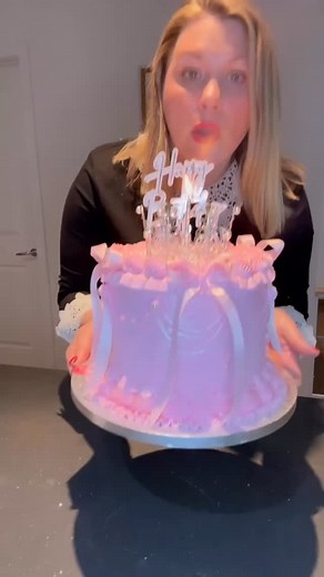 Have you ever wonder how the trendy glitter cake is done? It’s a very easy trick that makes the difference to create this amazing blow up effect. ✨💕 Find very product to create this at out store! From crown and glitter to cake and buttercream we got it all for you. #glittercake #birthdaycake #cakedcorating #cakeart #caketrend | My Dream Cake