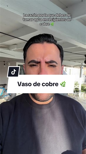 ✨ ¿Por qué cada vez más personas toman líquidos en vasos de cobre? ✨ Tomar líquidos en vasos de cobre es una práctica ancestral que muchas personas integran como parte de un estilo de vida consciente. El cobre es conocido por sus propiedades antimicrobianas naturales, puede aportar trazas de un mineral esencial para el cuerpo y tradicionalmente se ha asociado con el apoyo a la digestión, el equilibrio del sistema nervioso y el bienestar general. Más que una moda, es un ritual sencillo de conexió