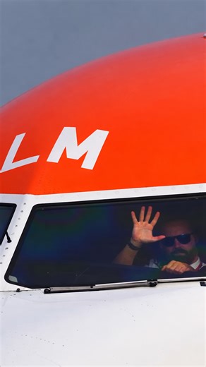 EasyJet pilots wave and greet from cockpit