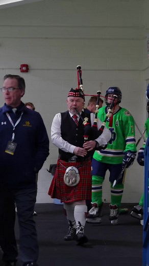 BAGPIPES ON ST. PADDY’S ☘️ Notre Dame’s ACHA team took to the ice in style tonight wearing their green alternates and going all-out by bringing the bagpipes. 🎥: @hockeyhousepod #hockey #collegehockey #hockeylife #achahockey #hockeyhouse #fightingirish
