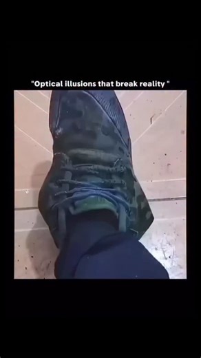 asadbekov🐺 on Instagram‎: "incredible. 🥶🐢 فيلم "وحيد في المنزل" (Home Alone) الذي صدر عام 1990 ليس مجرد كوميديا عائلية، بل هو عمل يجسد شجاعة و دقة مشاعر طفل تُرك وحيدًا. خلف الزينة المبهجة للميلاد والموسيقى المفرحة، تتسرب مشاعر الوحدة ولحظات النمو التي يشعر بها "كيفين". في البداية، تبدو فكرة بقائه وحيدًا في المنزل كإحساس بالحرية والإثارة، لكن مع مرور الوقت، تقترب المشاعر الهادئة التي يواجهها "كيفين" في كل أرجاء البيت الصامت أكثر فأكثر. مائدة الطعام الفريدة، الليالي الهادئة، صوت الأغاني الميلا