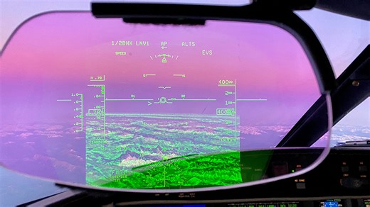 «Unser Rega-Alltag» nimmt euch mit in die spannende Welt unserer Crews und Mitarbeitenden. Die kurzen Videos ermöglichen einen Blick hinter die Kulissen und bieten authentische Einblicke in ganz unterschiedliche Themen. In diesem Video gibt euch Andreas Siegenthaler, Jetpilot, einen Einblick in die modern ausgestatteten Cockpits unserer Ambulanzjets und erklärt unter anderem, was es mit der Infrarotkamera in der Nase des Jets und dem sogenannten «Head-up-Display» auf sich hat. | Rega