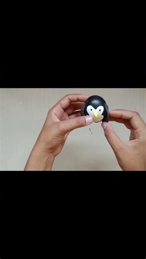 penguin craft with egg shell 🐧🐧🐧 #diy #craft #creativeclayideas #penguin #shorts #youtubeshorts
