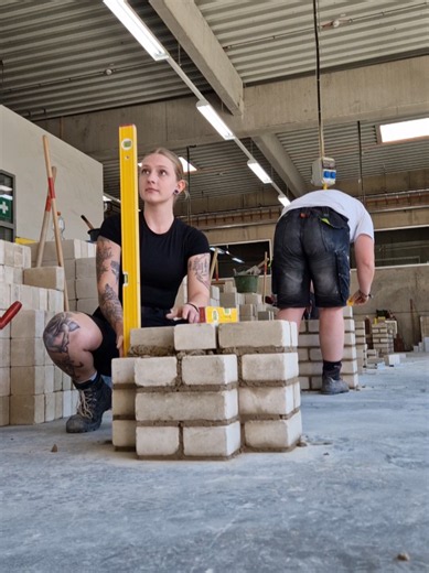 #my1stabila 💛🖤 #trueproladies @azubiambau #Bricklayer #bricklaying #maurer