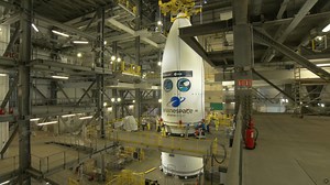August_2025_-_Transfer_encapsulation_and_installation_on_Ariane_6