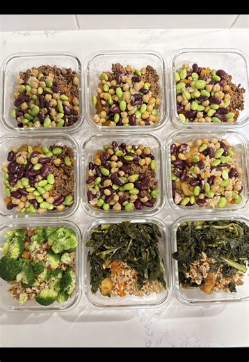 Sunday meal prep 👩🏾‍🍳 Breakfast: Pancake bake 362 cals | 35g protein 66g Greek yogurt 1 egg 1 teaspoon baking powder 25g oats 1 teaspoon vanilla essence 1 scoop plant based vanilla cinnamon protein powder 1/4 cup macadamia milk Lunch: Roasted potato, chicken mince and veggies 236 cals | 26g protein Dinner: Roasted butternut, beef mince and mixed beans 500 cals | 40g protein #fyp #food #foodie #recipe