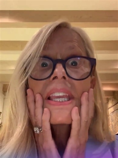 “¿CÓMO QUE NO TENGO ARRUGAS?”🗣👀 Cecilia Bolocco se conectó en vivo con sus seguidores y mostró cómo lo hace con sus arrugas. Asegura que el maquillaje es la solución. ¿Qué les parece? 🤔