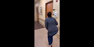 T-Rex essaie de respirer et non de faire pipi...