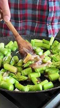 Quickly sauté green asparagus in a pan with salad (recipe) #Asparagus #Recipe #Salad