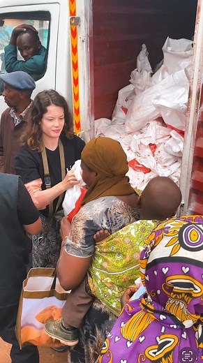 Avec @life_ong, nous avons eu la chance de distribuer des colis de viande 🥩 aux familles dans le besoin dans le bidonville de Mukuru à Nairobi, au Kenya. 🇰🇪❤️ Voir les sourires et les moments de partage est une expérience inoubliable. 🙌✨ #Solidarité #Nairobi #LifeOng #voyage | Claire