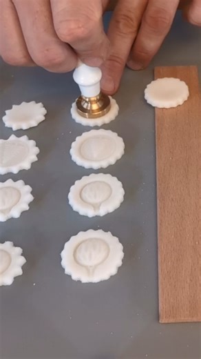 Creative Depot Garten & Deko on Instagram: "Die komplette 18. Folge, samt ausführlicher Anleitung zur Herstellung von Kaltporzellan, findet ihr auf dem YouTube-Kanal "Creative Depot Garten & Deko". Habt einen feinen zweiten Advent und Nikolaustag! Euer Patrick 🌟"